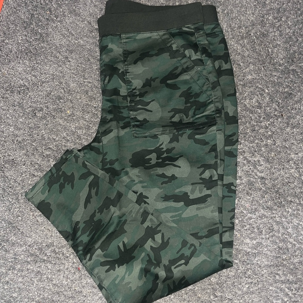 3/$20. Ladies camouflage pants Size junior 21